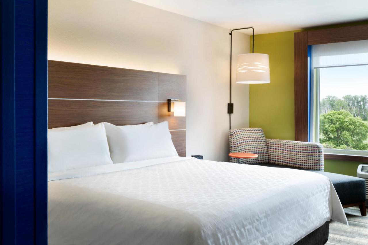 Holiday Inn Express & Suites - Milwaukee West Allis By Ihg Exterior photo