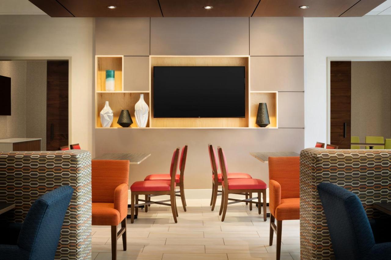 Holiday Inn Express & Suites - Milwaukee West Allis By Ihg Exterior photo