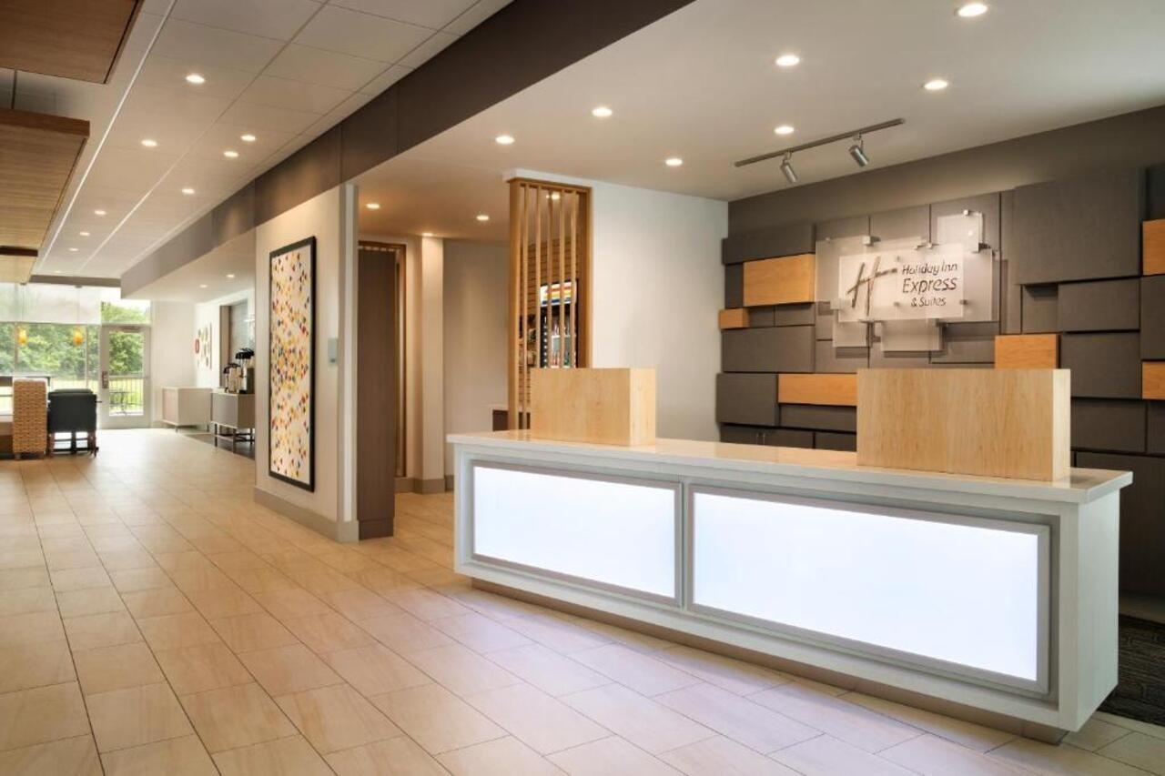 Holiday Inn Express & Suites - Milwaukee West Allis By Ihg Exterior photo